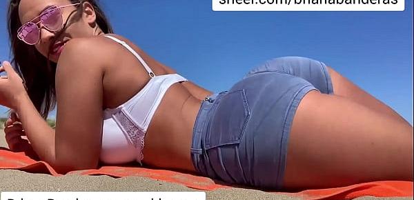  Briana Banderas cachonda se masturba en una playa publica
